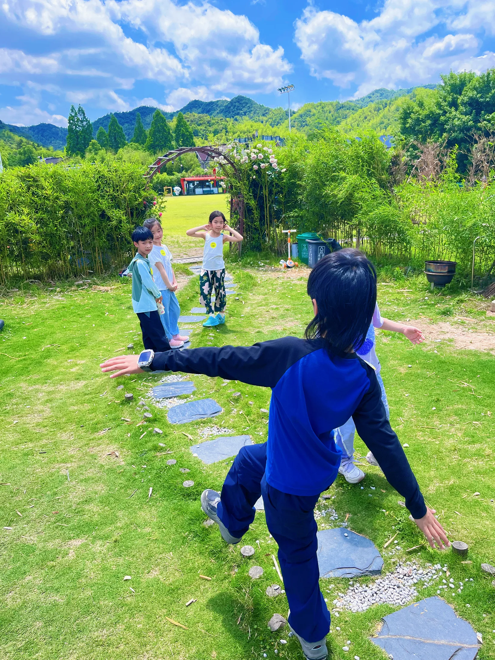 孩子参与青山村自然活动